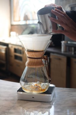 Barista adam yapma filtre kahve gösterisi kafede