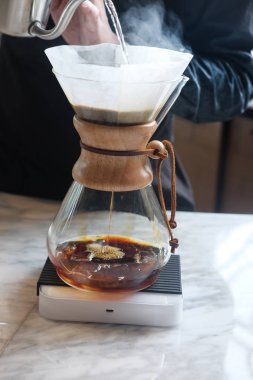 Filtre kahve, üzerine su dökerek kavrulmuş kahve dükkanında