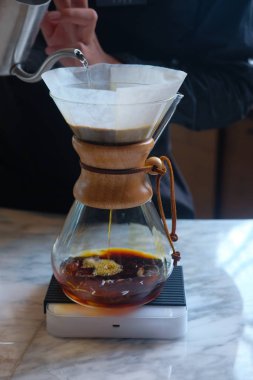 Üzerine su dökerek Kahve demlemek yapma Barista kahve zemin