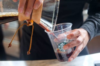 Bangkok, Tayland - 7 Temmuz 2018: bira Starbuck rezerv kafede tesisler damla kahve Barista