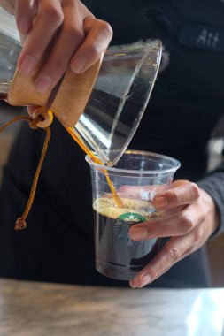 Bangkok, Tayland - 7 Temmuz 2018: bira Starbuck rezerv kafede tesisler damla kahve Barista