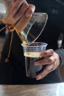 Bangkok, Tayland - 7 Temmuz 2018: bira Starbuck rezerv kafede tesisler damla kahve Barista