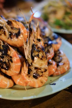 Izgara karides yemek üzerinde kömür, yakın çekim