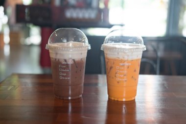 Bardak soğuk çikolata götürün ve soğuk Tay çay süt