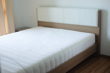 Boş oda zarif büyük beyaz yatakta