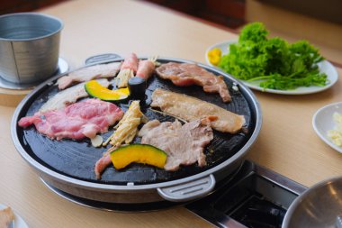 Korece Barbekü ızgara masa ve sebze seti