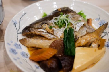 Japon tarzı tabak içinde soya soslu lezzetli somon kafa haşlanmış