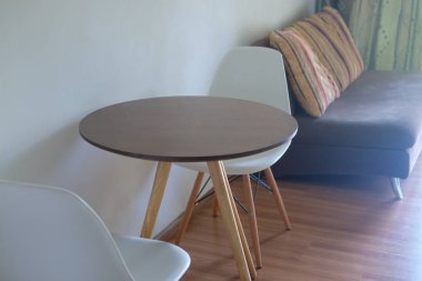 İç kanepe ve oturma odasında sandalye ile modern daire