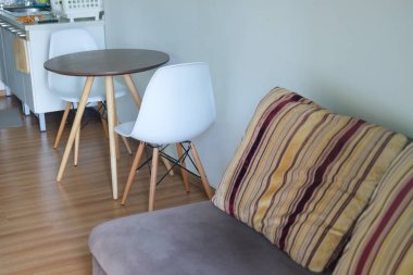 İç kanepe ve oturma odasında sandalye ile modern daire