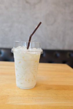 Buzlu tatlı süt kafede ahşap tablo