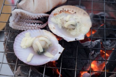 Izgara tarak tereyağı sarımsak alevli ızgara ile tepesinde.