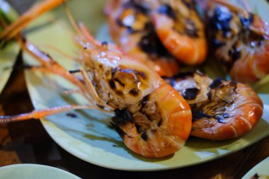 Izgara karides çok lezzetli deniz ürünleri var. Yakın çekim