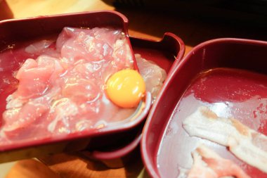 Ham dilimlenmiş domuz eti kırmızı tepsi kısa yakın çekim