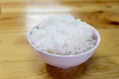 Ahşap masa üzerinde seramik kase pirinç Yasemin