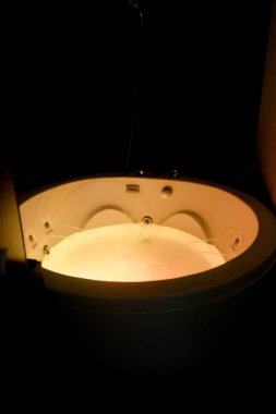 Jakuzi odak ışık karanlık odada