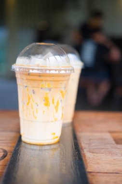 Buzlu süt (seçici odak ile karamel macciato kahve)