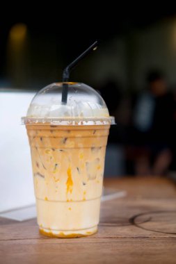 Karamel macchiato buzlu kahve saman üzerinde ahşap donatmak ile