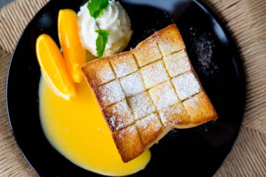 Lezzetli kızarmış ekmek hizmet turuncu meyve ve krem şanti