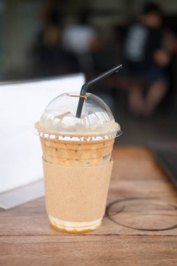 Karamel macchiato buzlu kahve bardağı taşıran damla ile