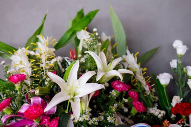 Zambak soğuk odada canlı bir buket görünümünü yakın çekim