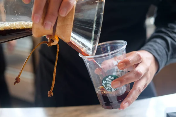 Bangkok, Tayland - 7 Temmuz 2018: bira Starbuck rezerv kafede tesisler damla kahve Barista