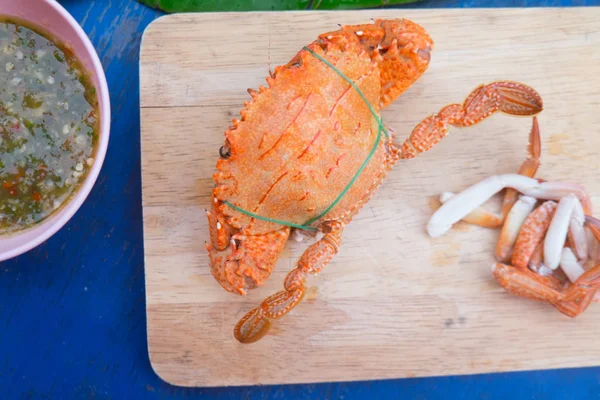 One Steamed Crab Claw Separated Wood Cutting Board Seafood Sauce — Stock Photo, Image