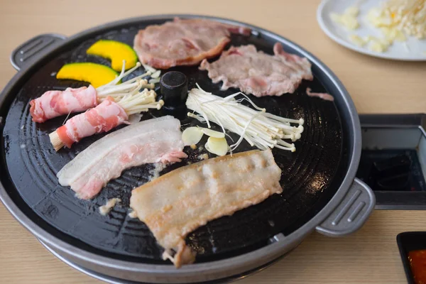 Ψητά Κορεατικά Μπάρμπεκιου Στο Εστιατόριο Στο Ξύλινο Τραπέζι — Φωτογραφία Αρχείου