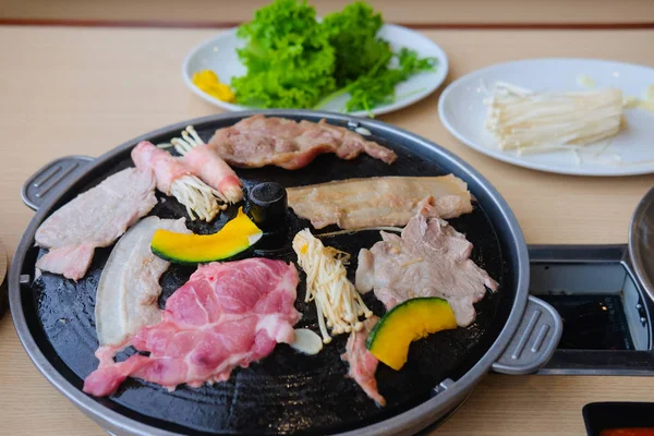 韓国バーベキュー グリル テーブルと野菜セット — ストック写真