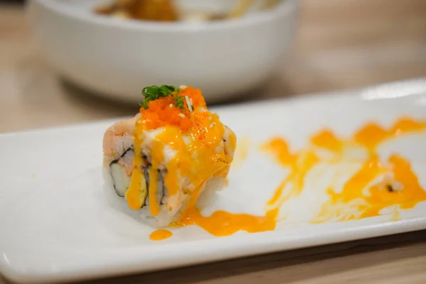 Rola Japoneză Sushi Acoperită Felie Picantă Somon — Fotografie, imagine de stoc