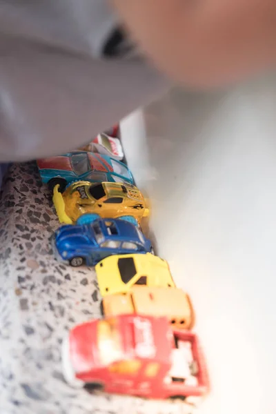 Pequeno Filho Brincando Com Muitos Carros Brinquedo — Fotografia de Stock