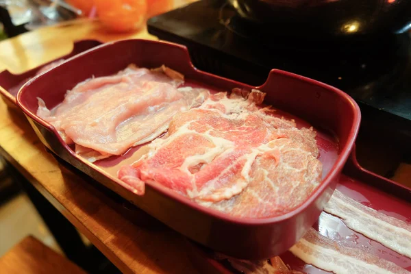 Carne Porco Fatiada Bandeja Vermelha Pronta Para Cozinhar — Fotografia de Stock