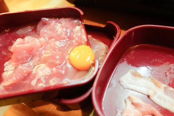 Ham dilimlenmiş domuz eti kırmızı tepsi kısa yakın çekim