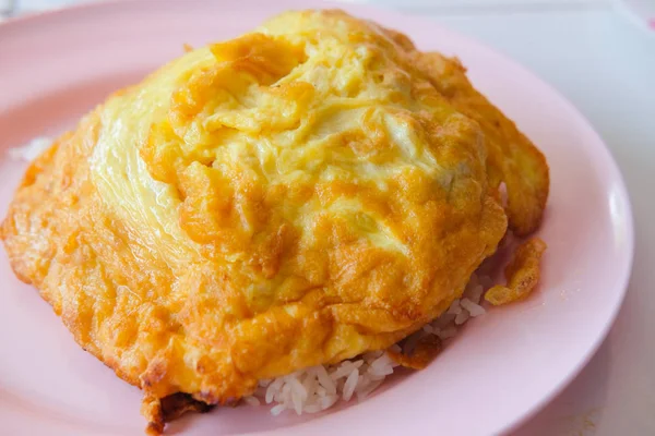 Pembe bir plaka üzerinde en iyi pişmiş pirinç omlet