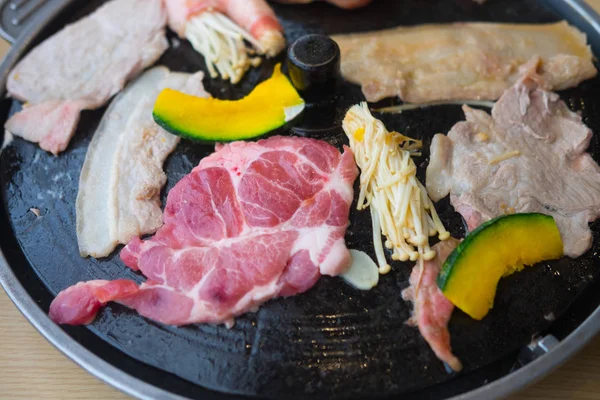 韓国のバーベキュー グリル レストランでの豚の生肉を調理のプロセス 選択と集中 クローズ アップ — ストック写真