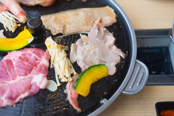 Processo Cozinhar Porco Cru Churrasco Coreano Grelha Restaurante Foco Seletivo — Fotografia de Stock