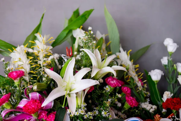 Zambak soğuk odada canlı bir buket görünümünü yakın çekim