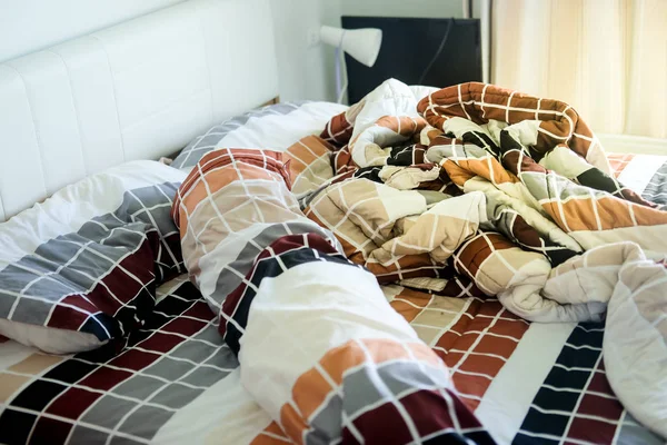 Ungemachtes Bett Mit Zerknittertem Bettlaken Und Kissen Nach Dem Morgendlichen — Stockfoto