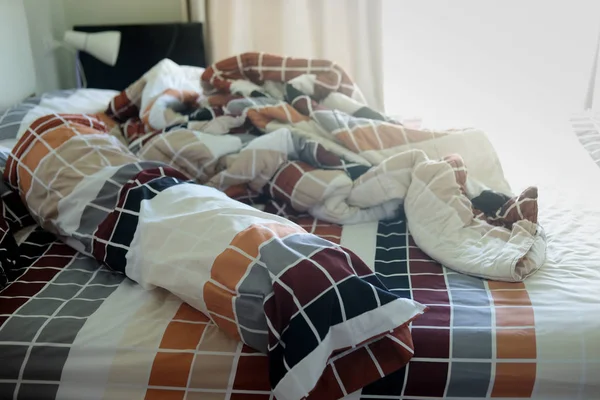 Cama Desfeita Com Lençol Enrugado Travesseiros Após Conforto Edredom Sono — Fotografia de Stock