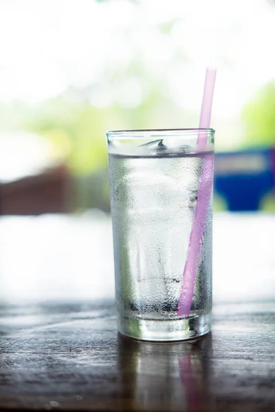 Transparentes Glas Frisches Trinkwasser Mit Kaltem Wassertropfen Auf Dem Holztisch — Stockfoto
