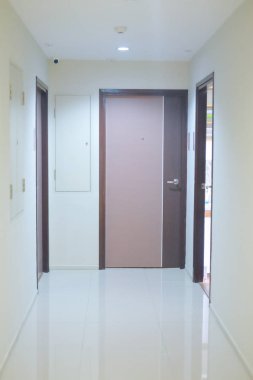 Modern tasarım otel koridor iç kapılar ve ışıklar.