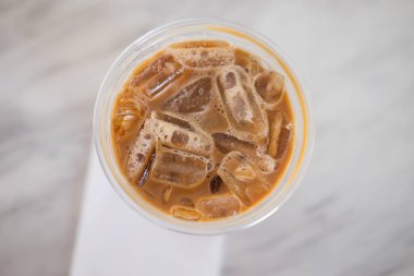 Bir bardak buz cafe mocha. Soğuk yaz içeceği. Üstten görünüm.