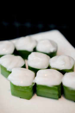 Tay puding Taro ve tepesi Hindistan cevizi muz yaprak içinde krem doldurma