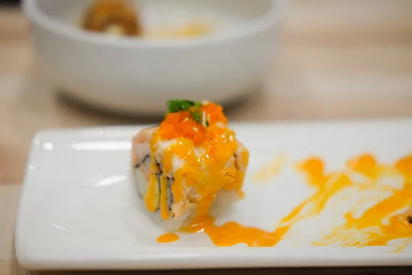 Rola Japoneză Sushi Acoperită Felie Picantă Somon — Fotografie, imagine de stoc