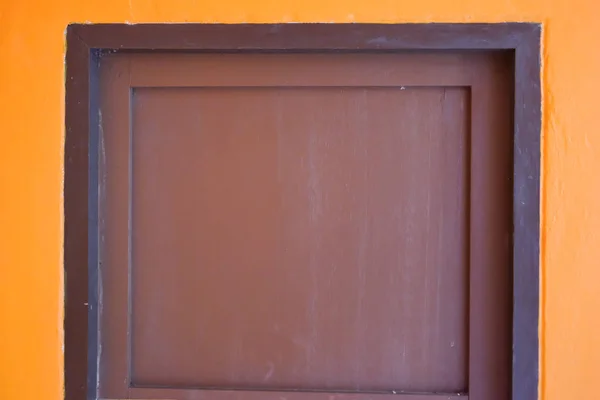 Vintage Holztür Mit Orangefarbener Zementwand — Stockfoto