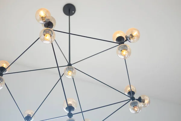 照明ランプは 天井にぶら下がっています インテリアでスタイリッシュなランプ電球 — ストック写真