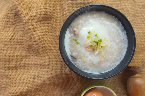 粥のトッピング生姜と温泉卵 — ストック写真