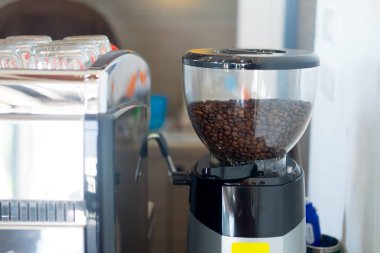 Kahve öğütücüsünde kahve çekirdekleri.