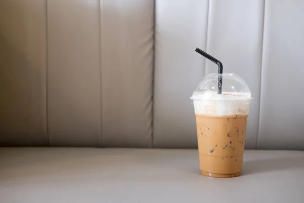 咖啡店的冰卡布奇诺在早晨与放松和休息时间 — 图库照片