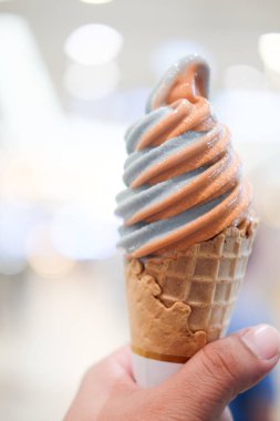 Tay çay ve kelebek bezelye soft dondurma waffled koni süt