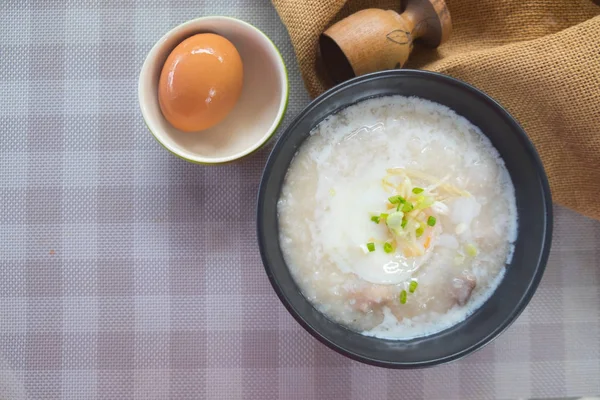 Χυλός Από Ρύζι Congee Αυγό Χοιρινό Φέτες Τζίντζερ Και Λαχανικών — Φωτογραφία Αρχείου